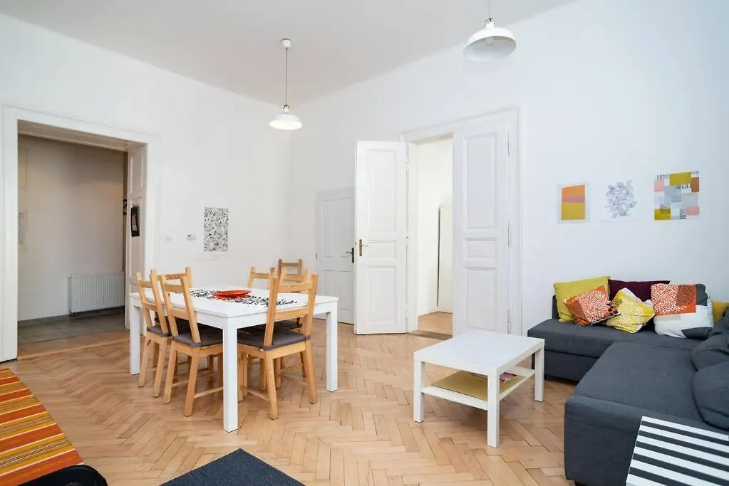 Bright, Spacious Apartment In The Historic Centre Прага